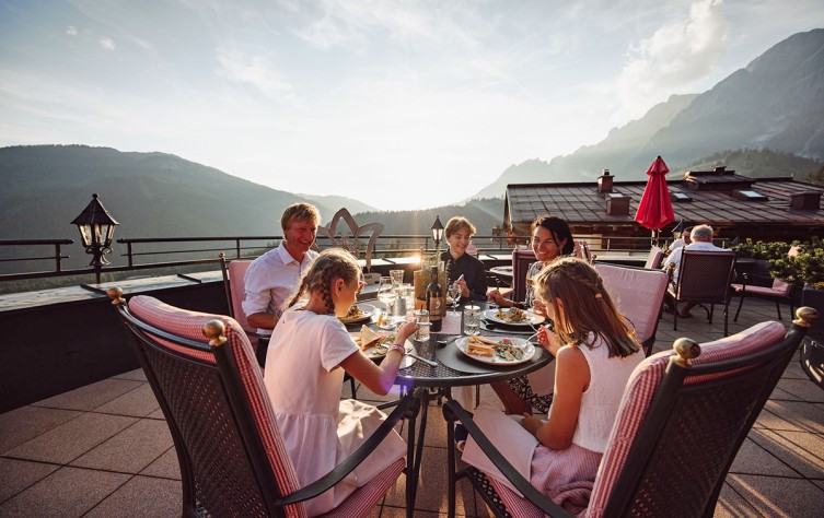 Abendessen auf der Terrasse beim Sonnenuntergang